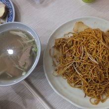 広州炒麺とレバースープ