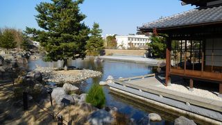 人工的な雰囲気の庭園