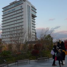 広場の風景とJRホテル