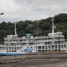 港から見たフェリー