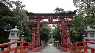 真っ赤な鳥居と橋が特に有名です。