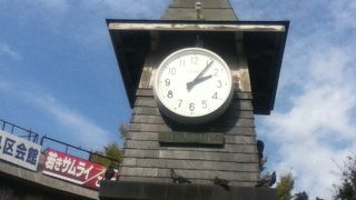 鎌倉駅西口横の広場にある