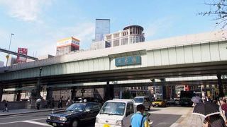 上に掛かるは高速道路