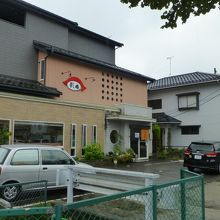 家のような外観と洋風な店名がメニューを想像しにくくしている？