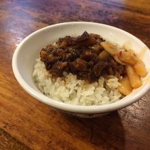 魯肉飯、25元なり。