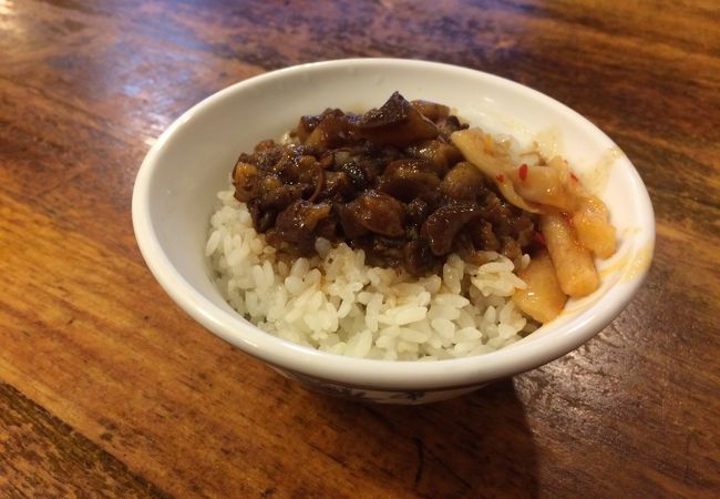 ローカル食堂で魯肉飯
