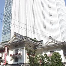 歌舞伎座と背後のタワー