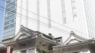 歌舞伎座の背後に建ち違和感のない素晴らしい外装のオフィスビルです