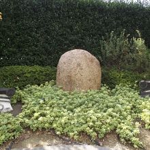 第四期歌舞伎座の鬼瓦と 「先人の碑」