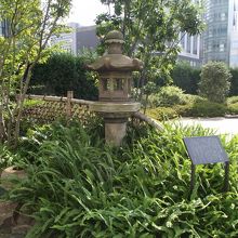 「黙阿弥の石燈籠と蹲踞」