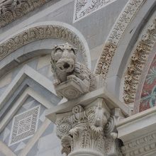 正面扉上部の繊細な彫刻