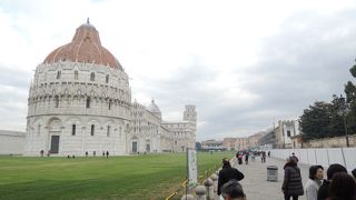 青空と緑の芝生、白い建物群がとても綺麗です