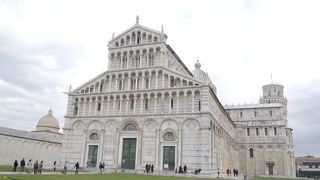 正面扉の上部アーチの繊細な彫刻に見入ってしまいました