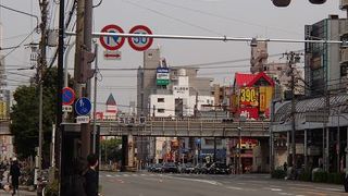 この駅、西日本旅客鉄道・大阪市交通局の駅で、大阪環状線と、長堀鶴見緑地線が乗り入れて、接続している駅です。