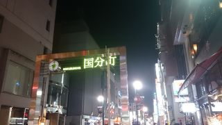 夜ににぎわう