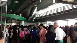 MRTとの乗換駅でターミナル21隣接だからいつも賑わってる