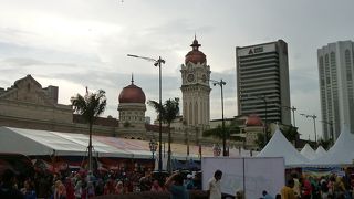 ムルデカ広場のシンボル。