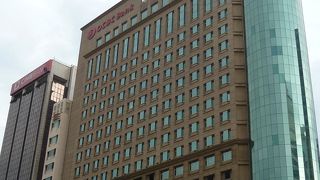 シンガポール系の銀行。レンガ色のビルは少ないので街歩きの目印になります。