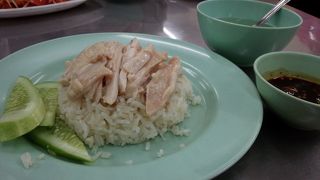 安くて人気のチキンライスのお店