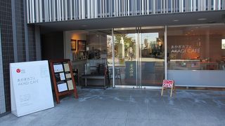 神社の境内にあります