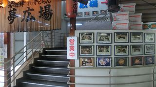 稚内駅裏のオレンジビルが北市場です。 寄ってみましたが、地元の人が買う市場でした。