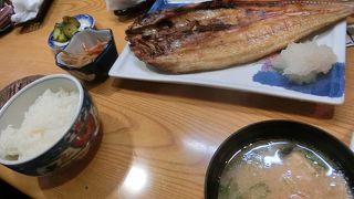 焼き魚定食にしました。 大きくふっくらで美味しい。