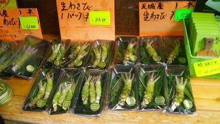 滝つぼの目の前にありました