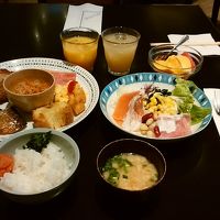 朝食です。スモークドサーモン、生ハムは美味しかったです。