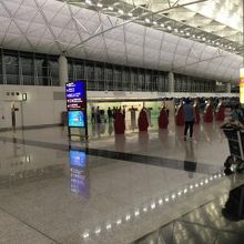 キャセイパシフィック航空のチェックインカウンター