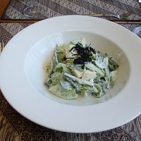 ランチセットで口に合わなかったサラダ。まずくはないが…。