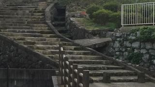 白く曲がった坂