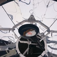 今にも雨が降りそうな空でしたが、卵焼いてました