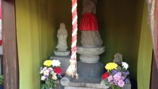 「血染の地蔵尊」とも呼ばれているそうです。