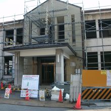 旧役場支所の建て替え工事中(この前に本陣跡の碑があった)