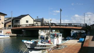 内川の中間にある橋