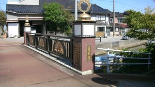 豪華な装飾の橋