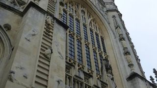 バース中心部に位置する大寺院