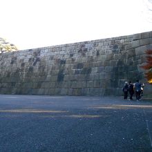 門を入ると、目の前にはドーンと巨大な「天守台」