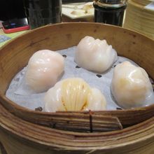 晶宝鮮蝦餃（少し醤油がかかってしまってます）