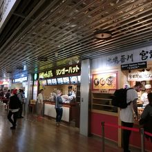 フードコート（到着時も利用できる）