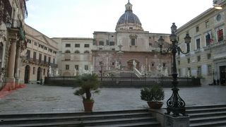 マクエダ通りとヴィットリオ・エマヌエーレ通りの交差点にあります