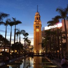 夕暮れ時の時計台