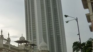 イスラムのモーチーフを取り入れたオフィスビル。