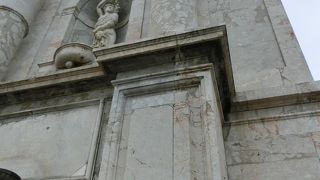 ヴィットリオ・エマヌエーレ通りにはヌォーヴァ門 があり、その外側にはフェリーチェ門がある。