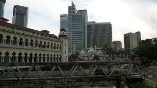 マスジットジャミイの横でクラン側と交わります。