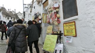 両側に店があり呼び込みもしていました