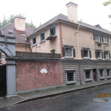 江蘇路沿いの住宅側面。