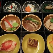 フライト最初の和食のメイン。アミューズと台の物がつく。