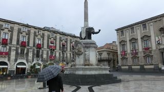 ドゥオーモ広場には真ん中に像さんがいます