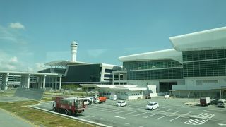 エアアジアの機体で埋め尽くされています。